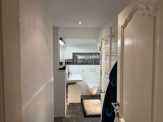 Das Hauptbad im Hochparterre mit Dusche und Badewanne - und Fenster!