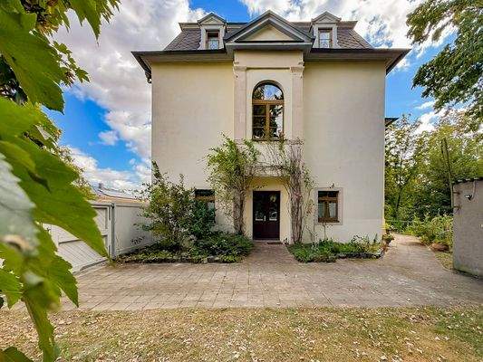 Eingangsbereich mit Gartenansicht