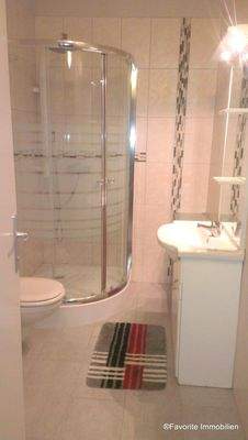 Badezimmer mit Dusche + WC