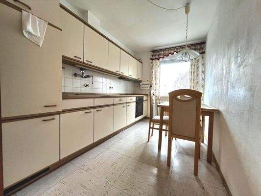 Das Fenster schafft in der Küche optimale Lichtverhältnisse