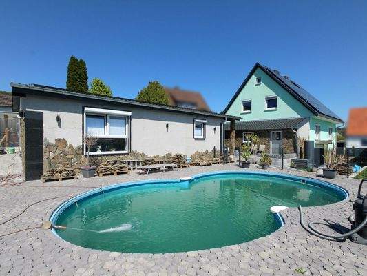 Außenansicht mit Pool