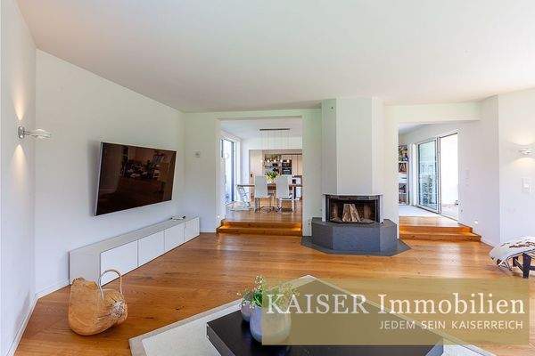 Wohnzimmer mit offenem Kamin