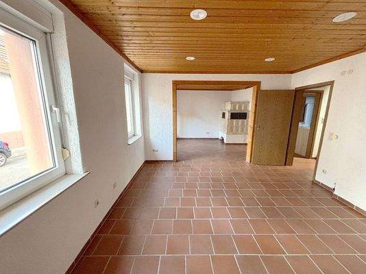 großzügiges Wohnzimmer.JPG