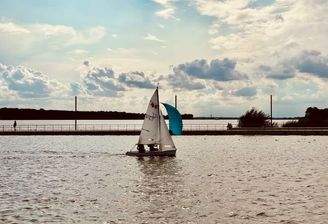 Segler im Schulauer Stadthafen