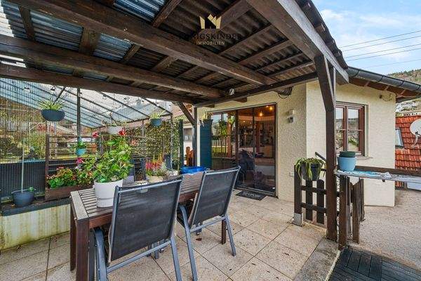 ...mit direktem Zugang zur Terrasse...