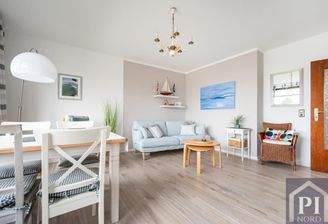 Geräumiges Wohnzimmer mit viel Licht