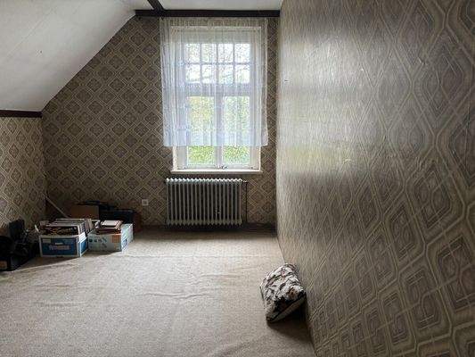 einfaches Zimmer im OG