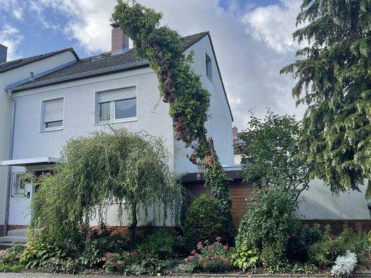 Groß, breit, seitlich versetzt