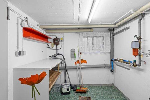 Hauswirtschaftsraum mit Anschlüssen und Arbeitsbereich