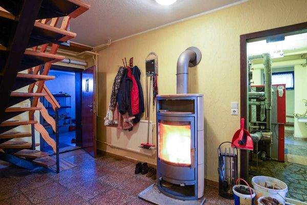 Treppenaufgang, Kaminofen im Keller