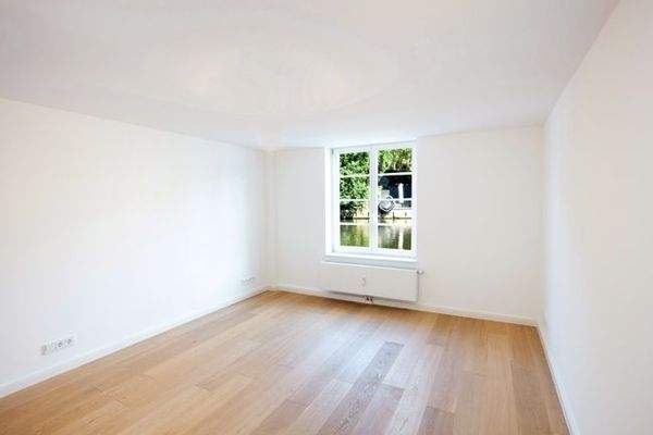 Schlafzimmer unten mit Fenster am Wasser