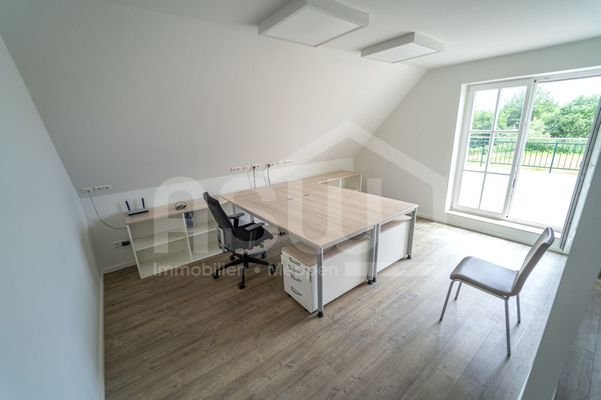 Büro mit angrenzender Küche u. Balkon