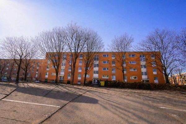 Hausansicht mit Parkplatz