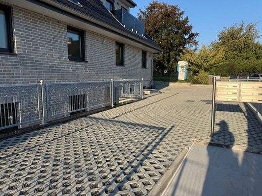 Stellplätze vor dem Haus