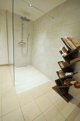 Begehbare Dusche im Wellnessbereich