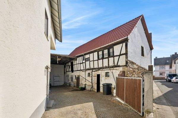 Blick in den Hof auf das Nebenegbäude