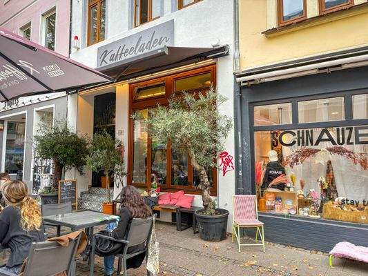 Kaffeeladen im EG