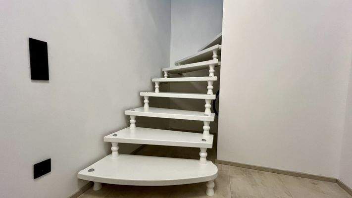 Holztreppe zum Obergeschoss