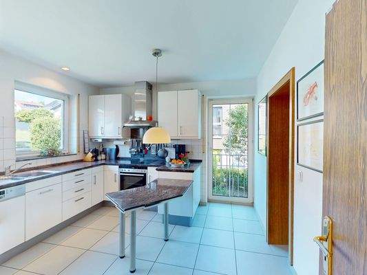 Großzügige, helle Wohnküche für gemütliche Stunden.