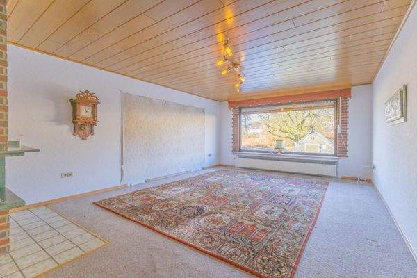 großes Wohnzimmer mit Kamin