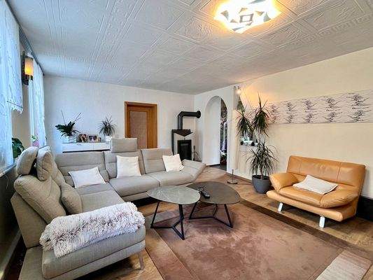 2025-3361-Wohnzimmer mit Kamin im 1. Obergeschoss