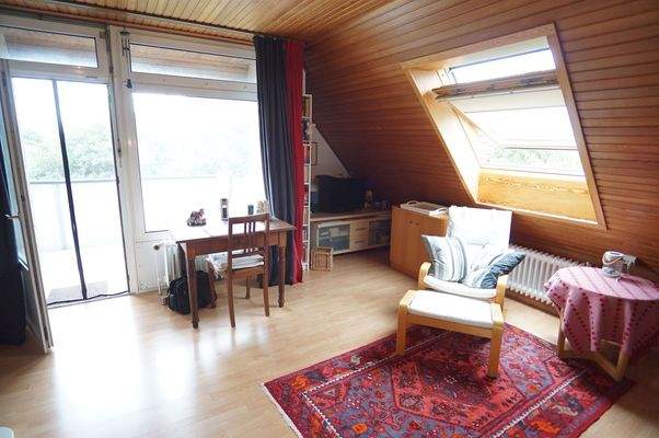 Wohnbereich mit Zugang zum Balkon