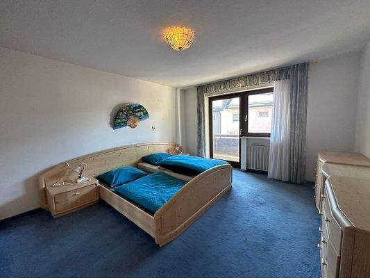 Schlafzimmer mit Zugang zum Balkon