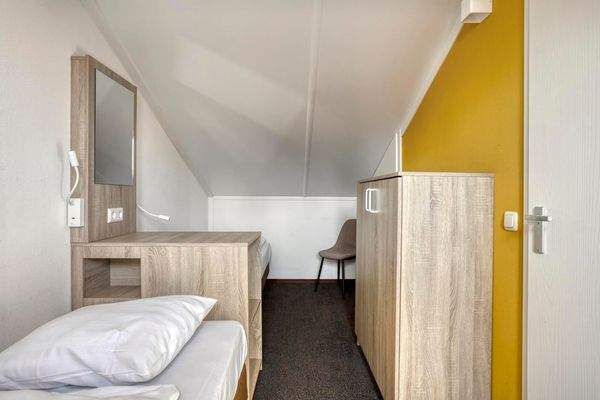 hauptschlafzimmer-kaufen-duinresort-gelbe-wand-dop