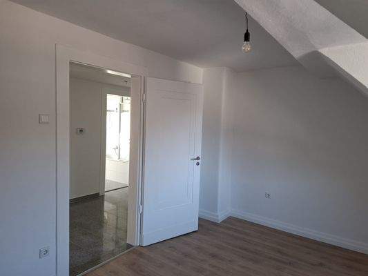 frisch gestrichen mit historischen Türen