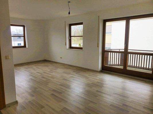 Wohnzimmer mit Blick auf Balkon