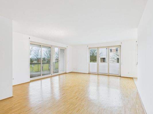 Heller Wohn-/ Essbereich mit Balkonzugang