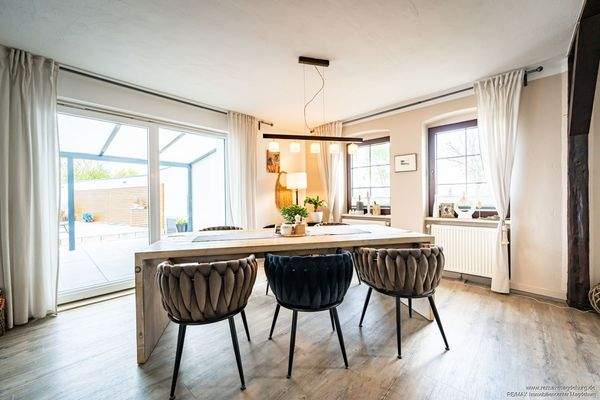 Essenbereich mit Zugang zur Terrasse 