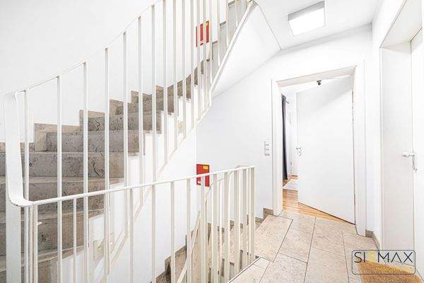 Treppenhaus und Eingang