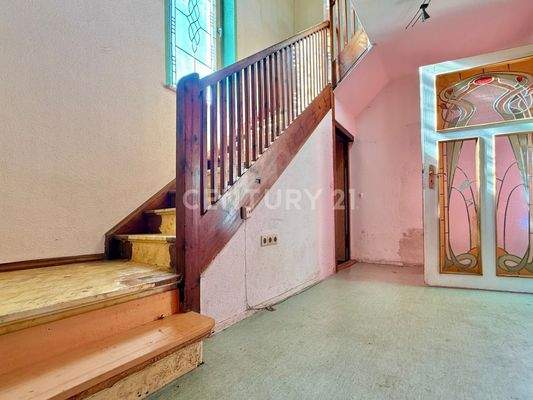 Ehrwürdige Holztreppe in der östlichen Haushälfte