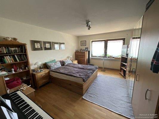 Schlafzimmer mit Platz für einen Kleiderschrank