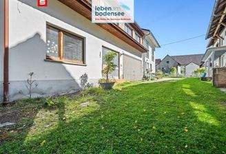 Hauseingangsseite mit Zufahrt