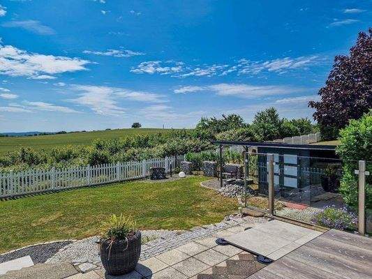 Garten mit neuem Gartenhaus und Holzunterstand