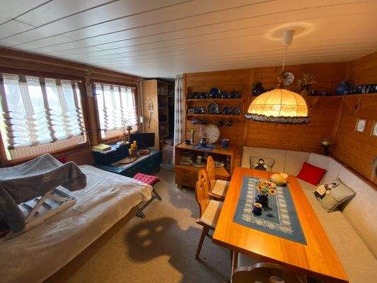 Wohnbereich mit hinterliegender Schlafniesche.jpg