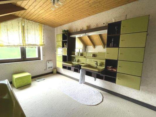 Schrankwand und Doppelwaschbecken.