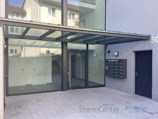 Der Hauseingang ins Atrium-Treppenhaus