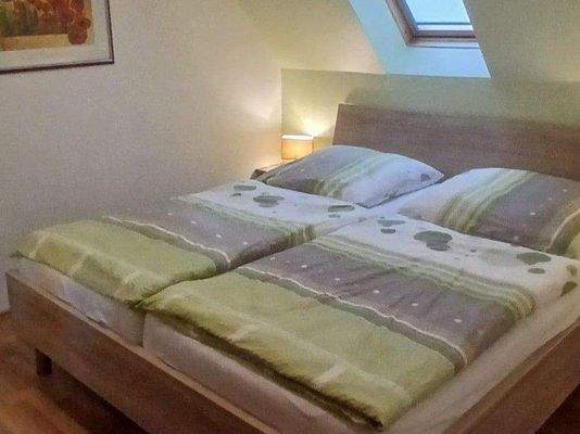 Schlafzimmer mit Doppelbett