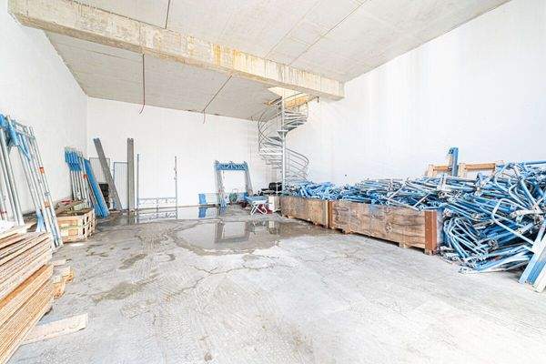 Halle rechts mit Zwischengeschoss