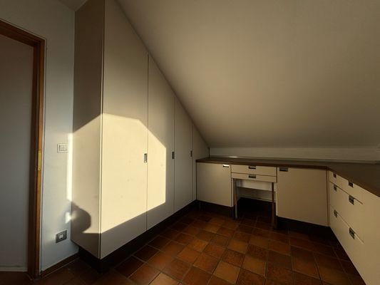 Küche mit großem Einbauschrank