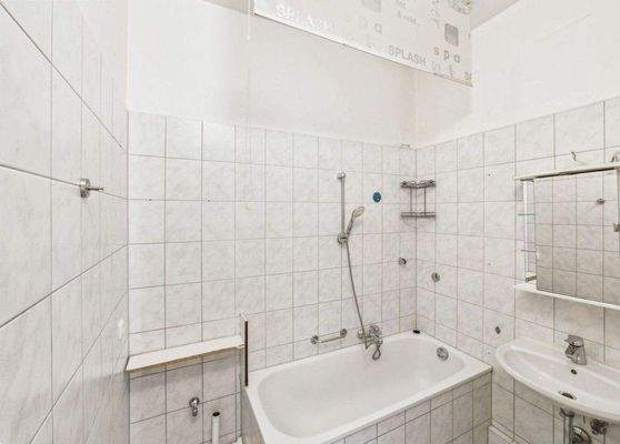 Zeitloses Badezimmer mit Badewanne ähnlich