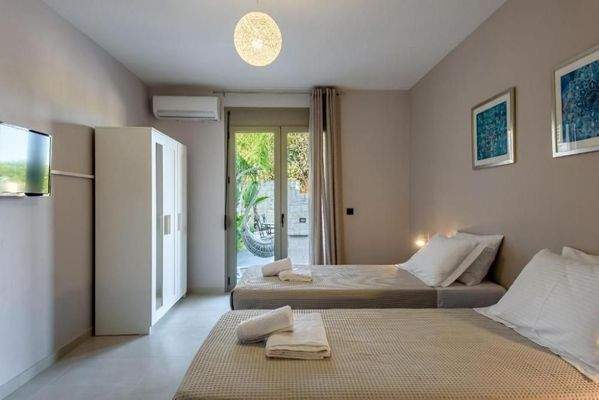 Kreta, Stalos: 2 unabhängige Wohnungen in Strandnähe zu verkaufen