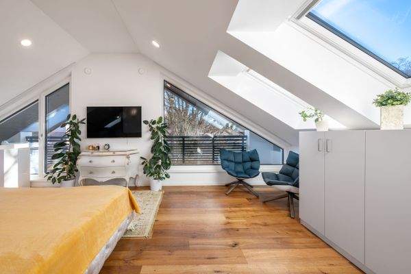 Masterschlafzimmer mit Ankleide und Balkon