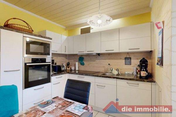 helle Küche mit viel Stauraum und Essbereich