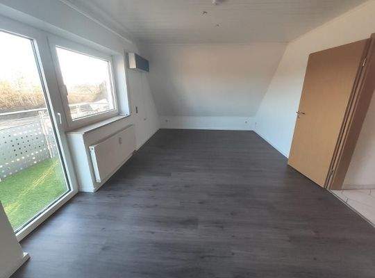 Whg. 2: Wohn- /Esszimmer mit Zugang zum Balkon Bild 3