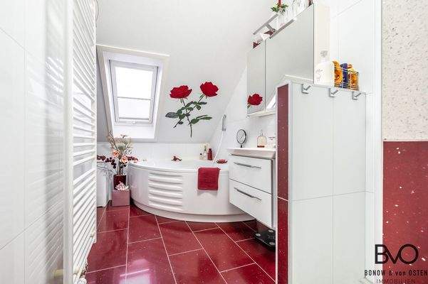 Badezimmer mit Badewanne und Dusche