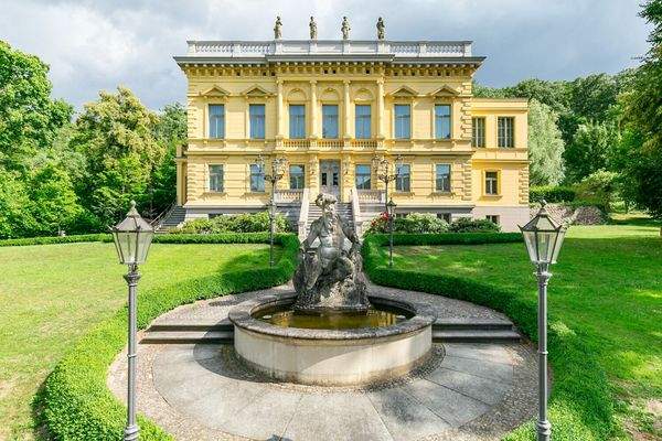 Ansicht Brunnen mit Neptunfigur